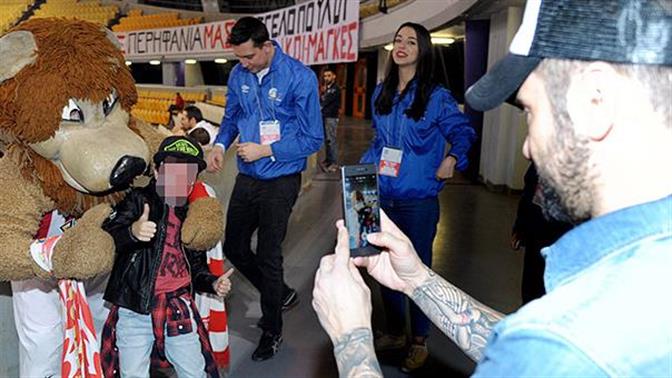 Ο Θ. Μαραντίνης με το γιο του στην παιδική Κερκίδα ΟΠΑΠ