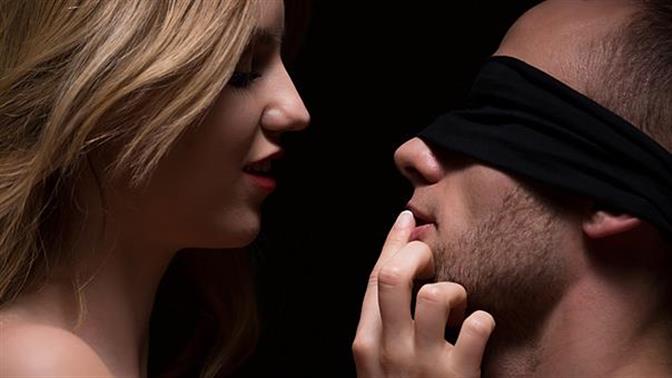 Kinky ιδέες για να τονώσετε την σεξουαλική ζωή σας