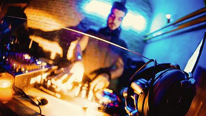 Τα πιο «ανεβαστικά» μπαράκια στα προάστια της Αθήνας