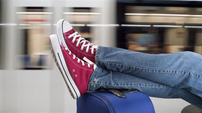 Αγγίζοντας τα πόδια των επιβατών σε τρένα