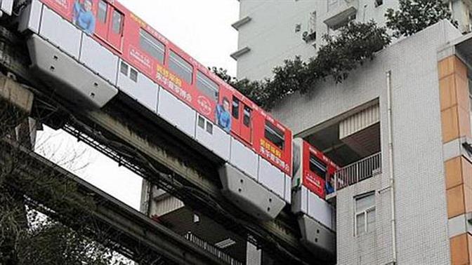 Τρένο περνάει... μέσα από πολυκατοικία!