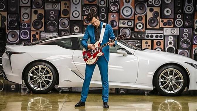 Ο Mark Ronson παίζει για την Lexus
