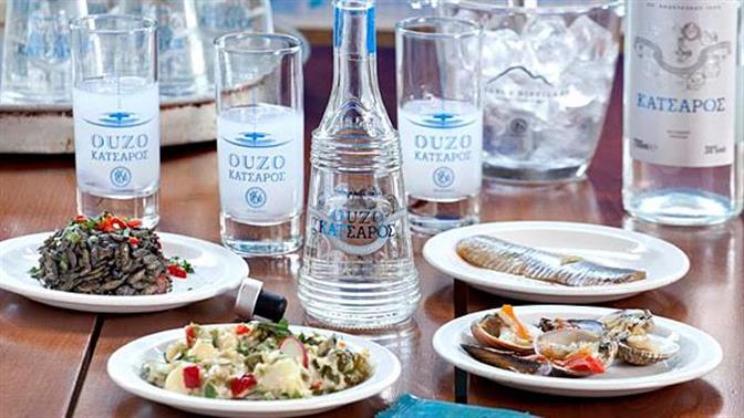 To ούζο και το τσίπουρο Κατσάρος 