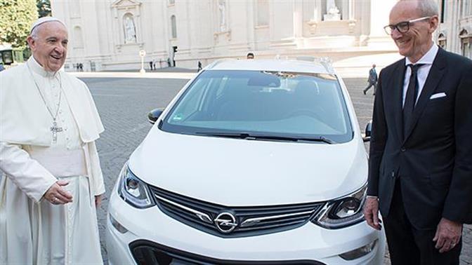Ο Πάπας εκτίμησε τις ικανότητες του Opel Ampera-e