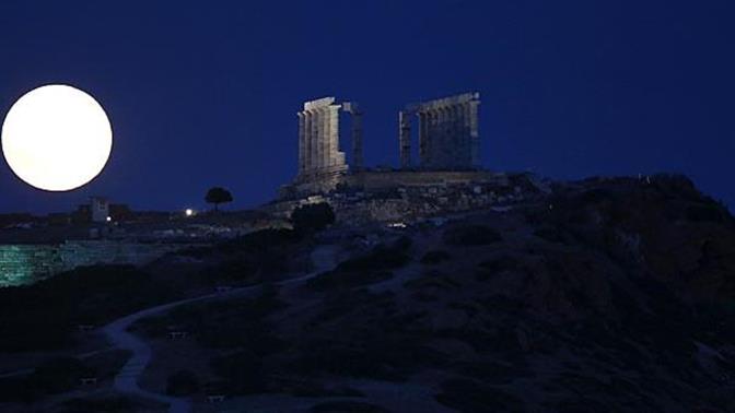 Μαγική Πανσέληνος πάνω από τον Ναό του Ποσειδώνα