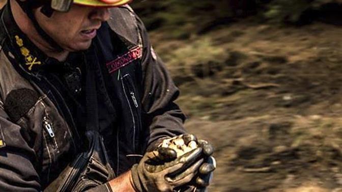 Πυροσβέστης σώζει πουλάκια και ραγίζει καρδιές