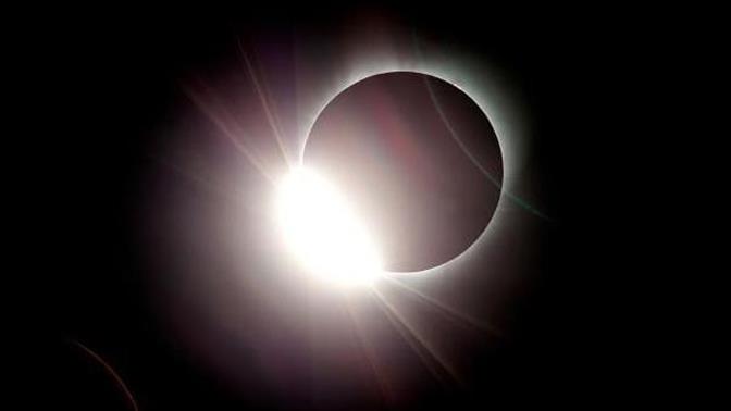 Η έκλειψη ηλίου μέσα από φαντασμαγορικές φωτογραφίες