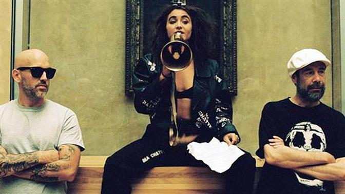 Ακτιβίστρια… γδύνεται μπροστά στη Μόνα Λίζα 