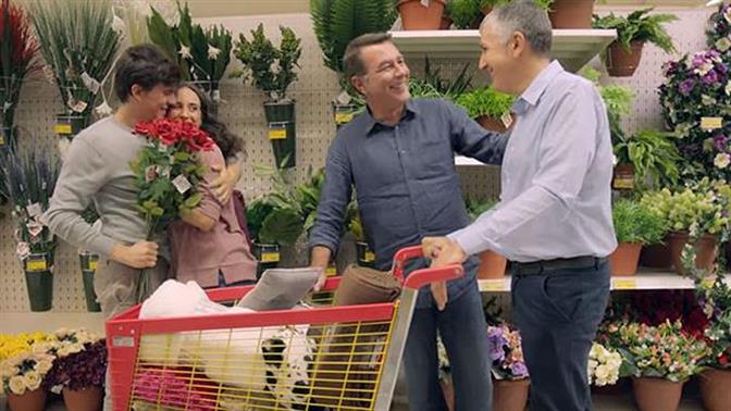 H πρώτη ελληνική διαφήμιση με γκέι ζευγάρι