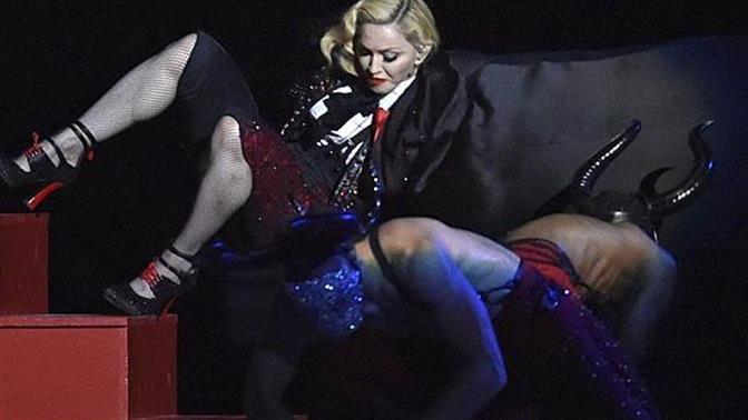 Επικές τούμπες καλλιτεχνών επί σκηνής