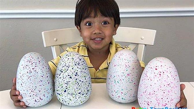 Αυτός ο 6χρονος βγάζει 11 εκατομμύρια δολάρια τον χρόνο