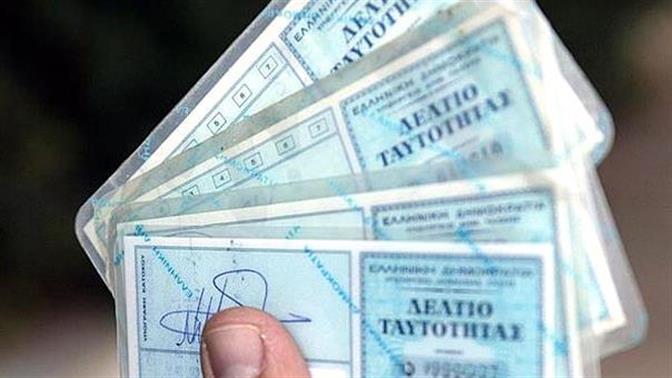 Έδινε 15.000€ σε αστυνομικό για να κρύψει την ηλικία της