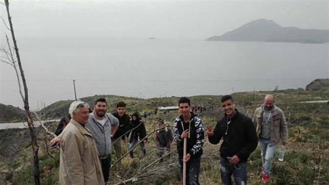 Μικροί πρόσφυγες δίνουν ξανά ζωή σε δάσος της Λέσβου