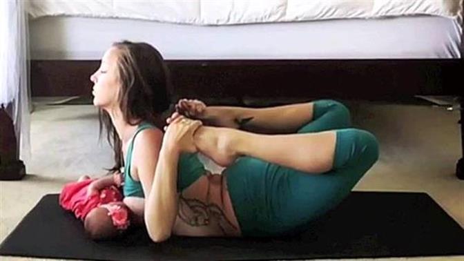 Διχάζει η μητέρα που θηλάζει και κάνει γιόγκα