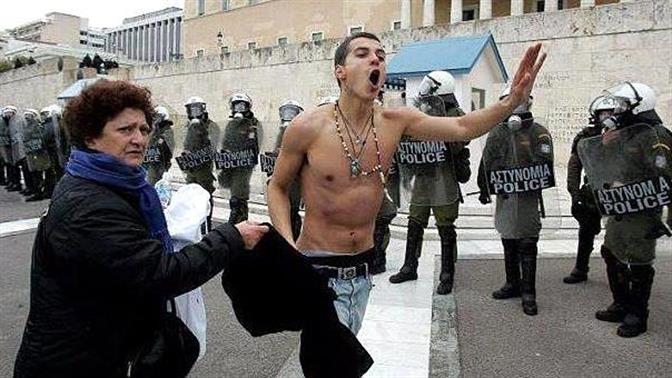 Οι πιο κλασικές συνήθειες της ελληνίδας μάνας