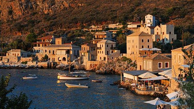 10 υπέροχα ελληνικά χωριά που ακουμπούν στη θάλασσα