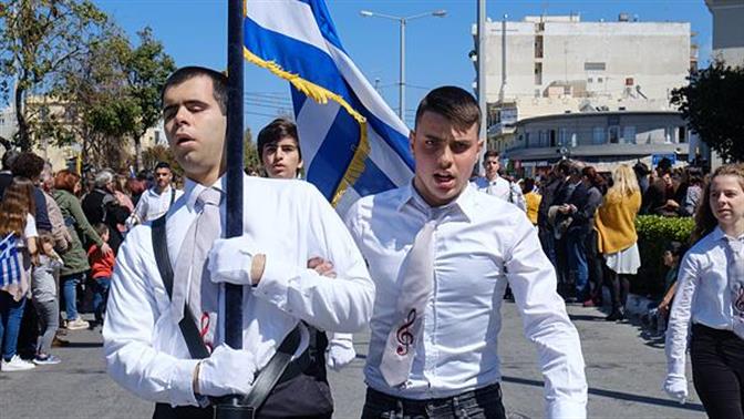 Συγκινητικό: Τυφλός σημαιοφόρος καταχειροκροτείται στην παρέλαση