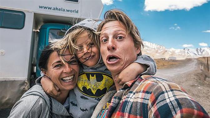 Πούλησαν τα πάντα για να δείξουν στον 4χρονο γιο τους τον κόσμο