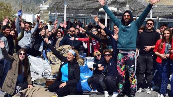 Σαντορίνη: Μαθητές έβγαλαν μισό τόνο σκουπίδια από παραλία