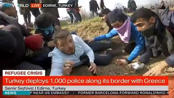 Γελοίος τούρκος ρεπόρτερ κάνει πώς τρώει σφαίρες από έλληνες