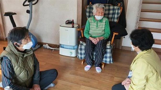 Γυναίκα 96 ετών και άνδρας 100 αναρρώνουν και γίνονται βάιραλ