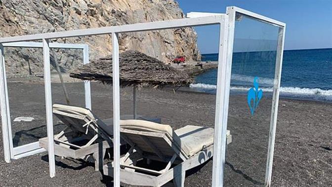 Ξαπλώστρες με... πλέξιγκλας στην Σαντορίνη