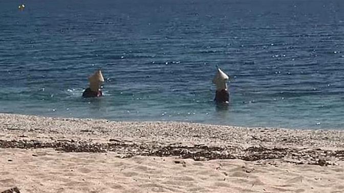 Ντύθηκαν σημαδούρες για να κάνουν μπάνιο