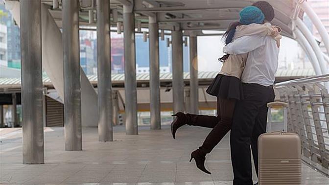 Μεταμφιέστηκε σε υπάλληλο αεροδρομίου για να δει την κοπέλα του