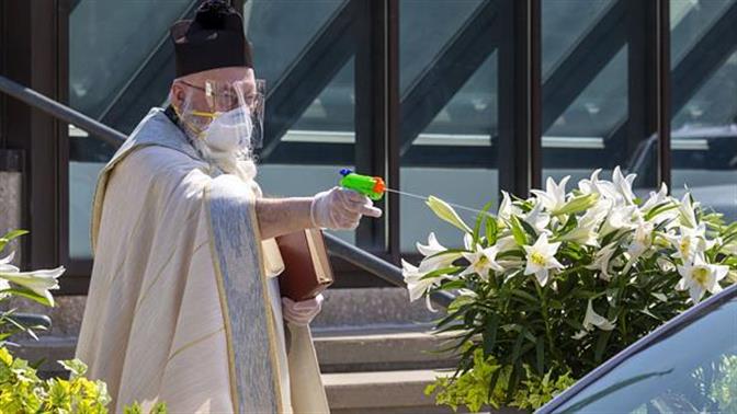 Αγιασμός με… νεροπίστολο από ιερέα στις ΗΠΑ