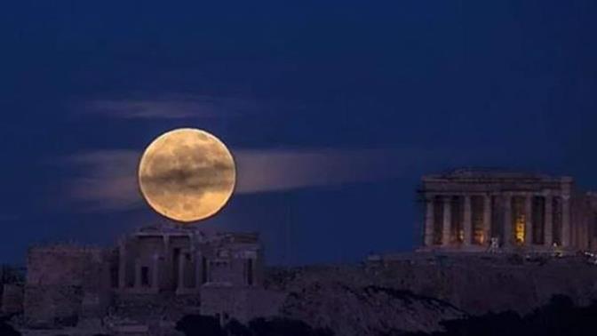 Μαγική φωτογραφία της Πανσελήνου πάνω από την Ακρόπολη
