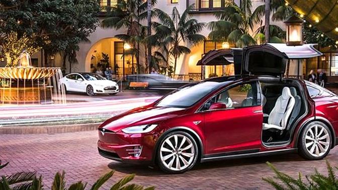 Η Tesla μείωσε τις τιμές των μοντέλων της
