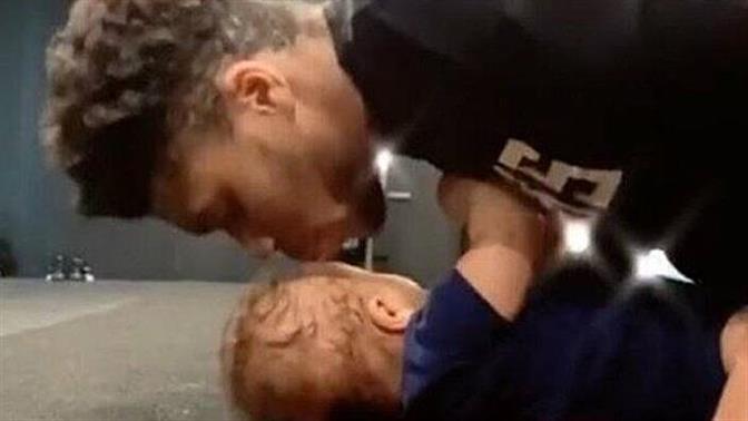 Ο Γιάννης Αντετοκούνμπο σου δείχνει πώς να κάνεις κάμψεις