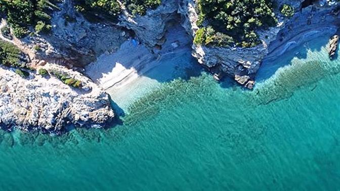 Οι μυστικές παραλίες της Αττικής σε απίστευτα βίντεο