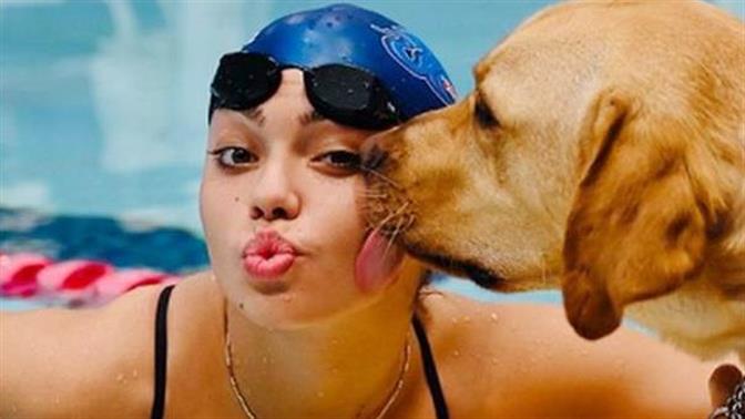 Σκύλος βοηθά τυφλή κολυμβήτρια στην προετοιμασία της