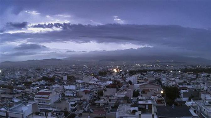 Εντυπωσιακές εικόνες από την απόκοσμη καταιγίδα στην Αττική