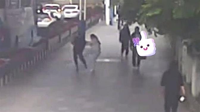 Γυναίκα πλακώνει στο ξύλο άνδρα που την παρενοχλεί (vid)