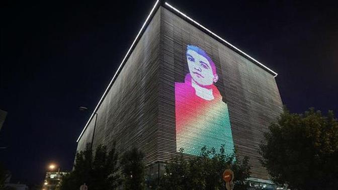 Η Στέγη αφιερώνει την πρόσοψή της στον Ζακ