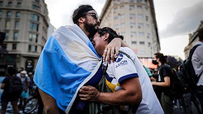 Λαϊκό προσκύνημα για τον Ντιέγκο