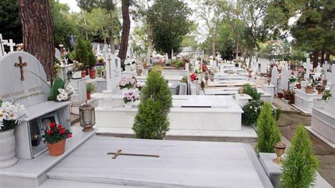 Πάρτι σε νεκροταφείο κάνανε στην Κάρπαθο για τον Άγιο Νικόλα 