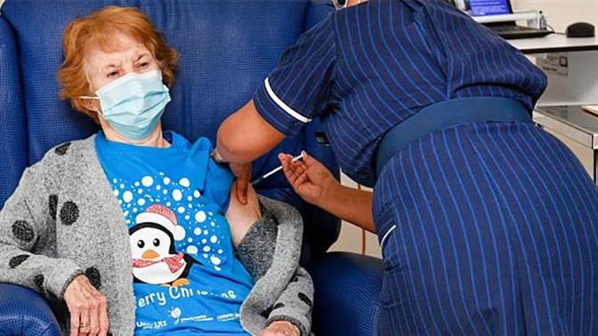 90χρονη Βρετανή κάνει πρώτη το εμβόλιο της Pfizer