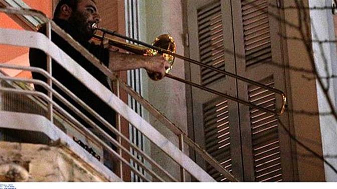 Η συναυλία στα μπαλκόνια της Σβώλου δίνει ελπίδα για το νέο έτος