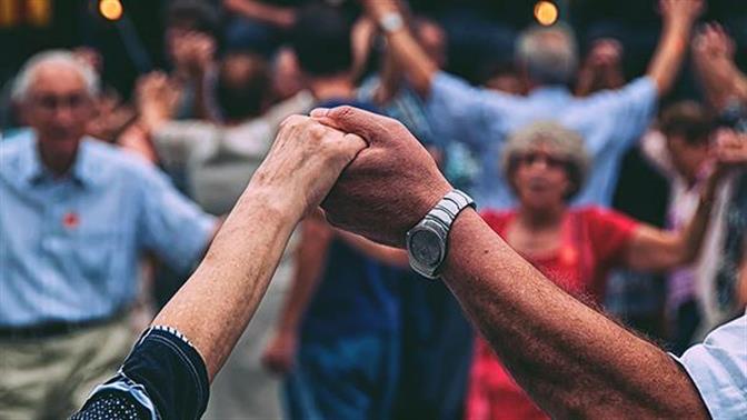 Ηλικιωμένοι γιόρτασαν τον εμβολιασμό τους με πάρτι 