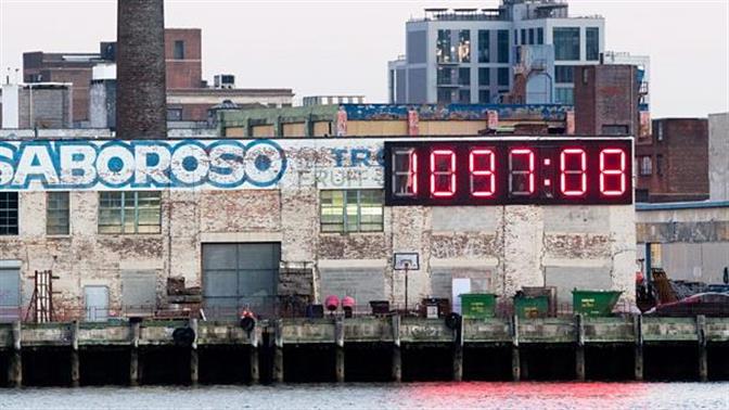 Έσβησε επιτέλους το ρολόι που μέτραγε αντίστροφα τις μέρες του Τραμπ