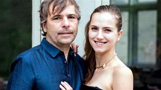 Εκατομμυριούχος έκανε τον υπάλληλο για να κάνει το εμβόλιο