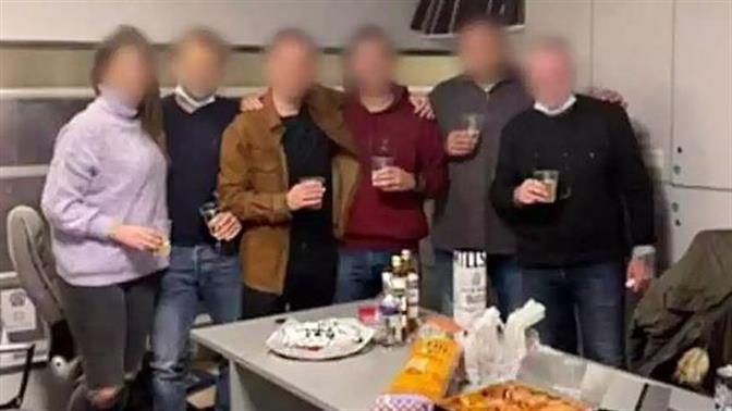 Χαμός με φωτογραφία από κορωνοπάρτι μέσα στη ΓΑΔΑ