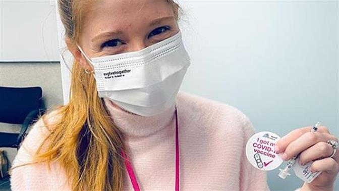 Η κόρη του Μπιλ Γκέιτς εμβολιάζεται και τρολάρει για το τσιπάκι