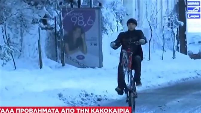 Ποδηλάτης κάνει σούζες σε παγωμένο δρόμο λάιβ σε δελτίο ειδήσεων