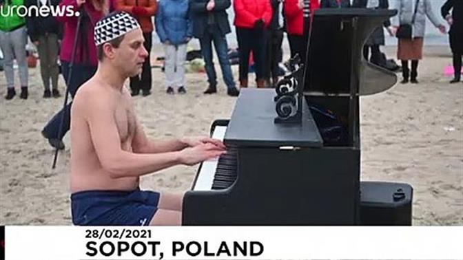 Πιανίστας με μαγιό έδωσε συναυλία στην Πολωνία