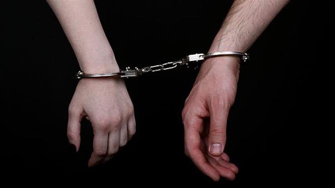 Δέθηκαν με χειροπέδες μπας και σώσουν τη σχέση τους
