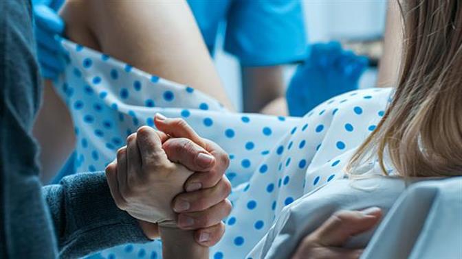 Εμβολιασμένη γυναίκα γέννησε το πρώτο μωρό με αντισώματα κατά του κορωνοϊού